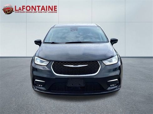 Used 2023 Chrysler Pacifica Touring-L image 2