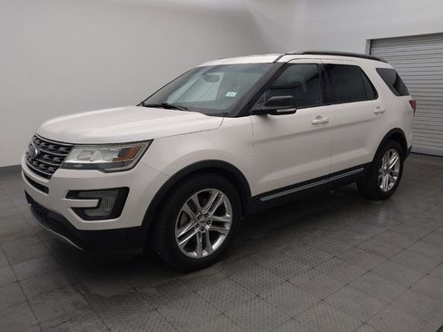 Used 2017 Ford Explorer XLT w/ Equipment Group 201A FWD image 2