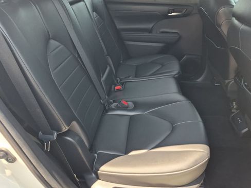 Used 2021 Toyota Highlander XLE AWD/4WD image 21