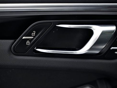 Certified 2025 Porsche Macan image 19