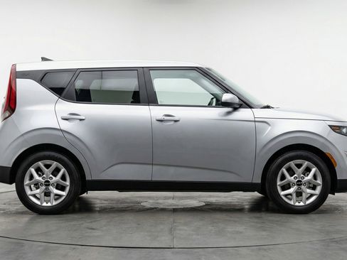 Used 2025 Kia Soul LX w/ LX Technology Package FWD image 11