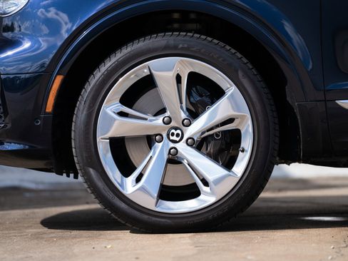 Used 2024 Bentley Bentayga image 38