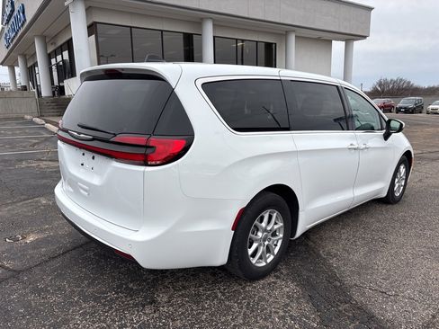 Used 2023 Chrysler Pacifica Touring-L image 7