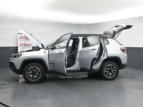 Used 2024 Jeep Compass Trailhawk AWD/4WD image 28