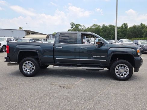 Used 2017 GMC Sierra 2500 Denali w/ Duramax Plus Package AWD/4WD image 11