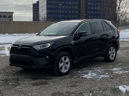 Used 2020 Toyota RAV4 XLE image 3