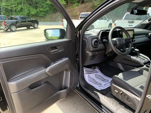 Used 2024 Chevrolet Colorado Trail Boss w/ Technology Package AWD/4WD image 16