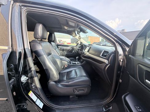 Used 2019 Toyota Highlander XLE AWD/4WD image 12