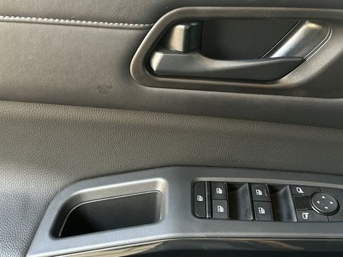 Used 2024 Nissan Pathfinder SV FWD image 15