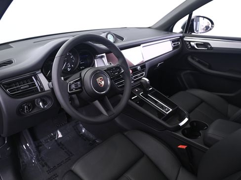 Used 2025 Porsche Macan image 28
