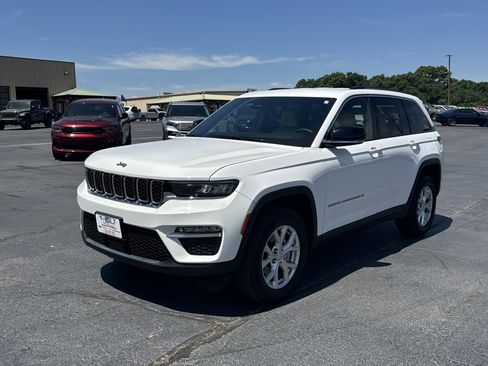 Used 2023 Jeep Grand Cherokee Limited AWD/4WD image 2