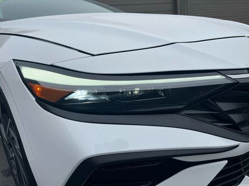 Used 2025 Hyundai Elantra Limited image 8