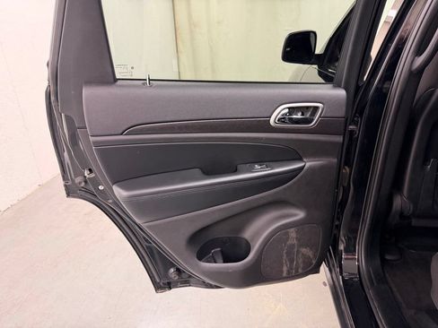 Used 2018 Jeep Grand Cherokee Laredo AWD/4WD image 15
