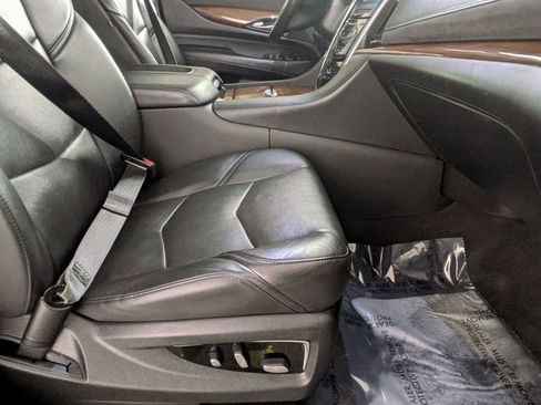 Used 2020 Cadillac Escalade Luxury image 32