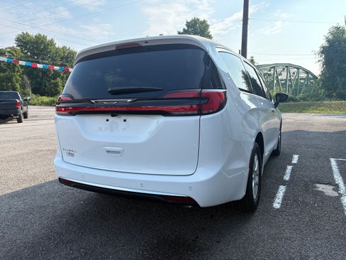 New 2027 Chrysler Pacifica Select FWD image 7