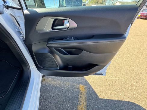 Used 2026 Chrysler Pacifica Select FWD image 35