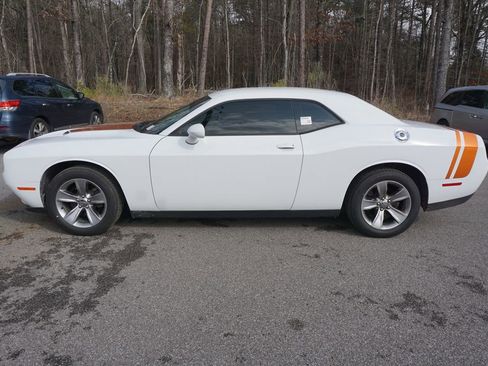 Used 2016 Dodge Challenger SXT image 15