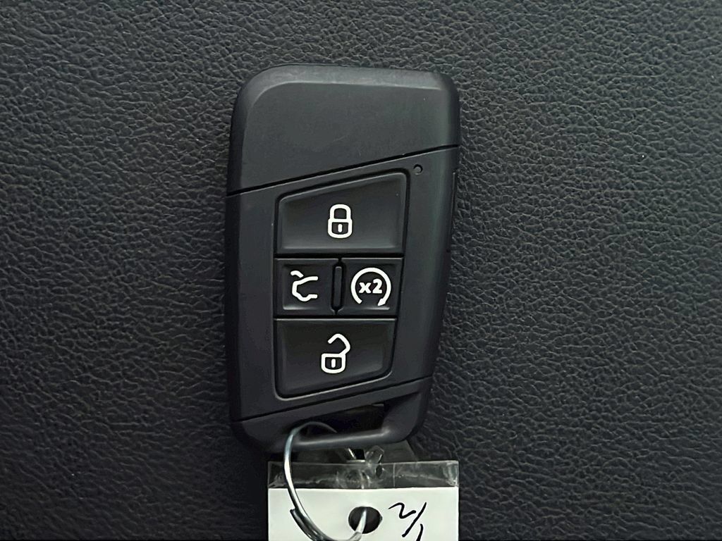 Used 2025 Volkswagen Jetta SEL FWD image 34