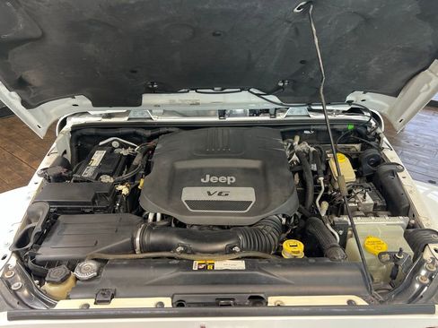 Used 2015 Jeep Wrangler Unlimited Sahara w/ Connectivity Group image 40