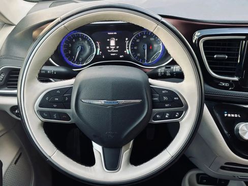 Used 2017 Chrysler Pacifica Limited FWD image 28