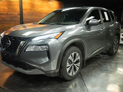 Used 2023 Nissan Rogue SV image 2