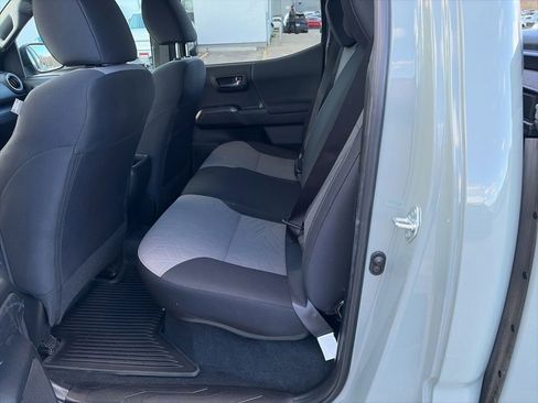 Used 2022 Toyota Tacoma TRD Sport AWD/4WD image 10
