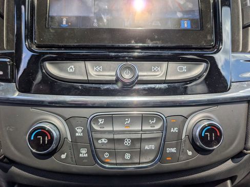 Used 2023 Chevrolet Traverse LT w/ LT Premium Package AWD/4WD image 17