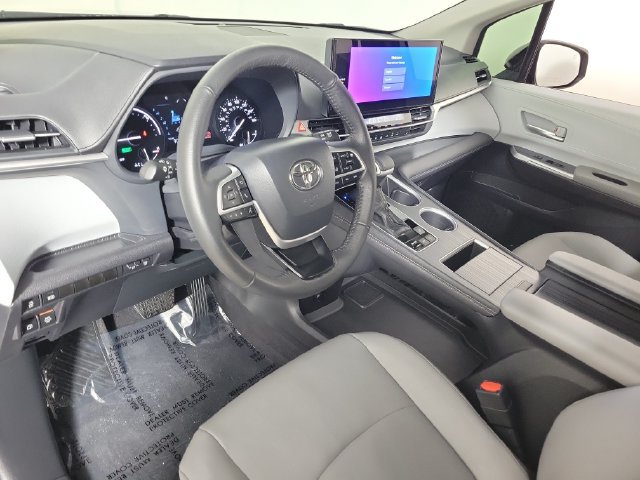Used 2026 Toyota Sienna XLE FWD image 18