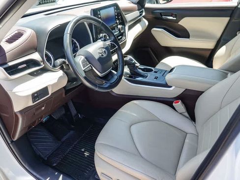 Used 2022 Toyota Highlander XLE FWD image 16
