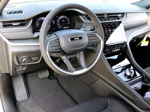 New 2025 Jeep Grand Cherokee L Laredo image 8