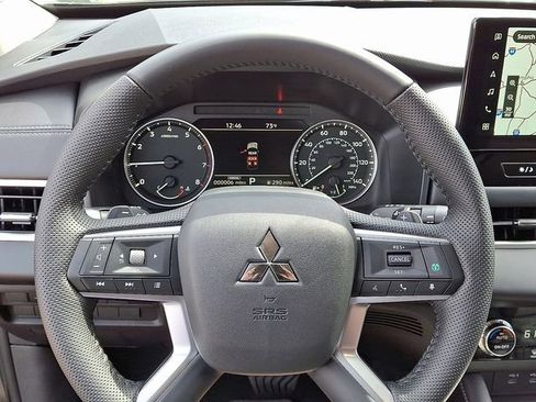 New 2025 Mitsubishi Outlander SE image 13