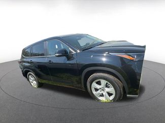 Used 2025 Toyota Highlander LE video 2