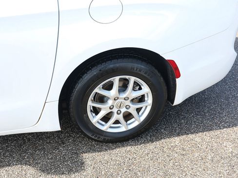 Used 2022 Chrysler Pacifica Touring-L FWD image 4