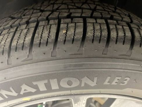 Used 2018 Ford Explorer XLT w/ Equipment Group 202A AWD/4WD image 23
