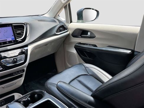 Used 2023 Chrysler Pacifica Touring-L FWD image 23