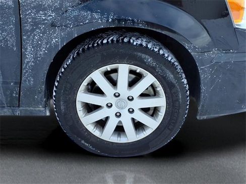 Used 2016 Chrysler Town & Country Touring w/ Driver Convenience Group image 9