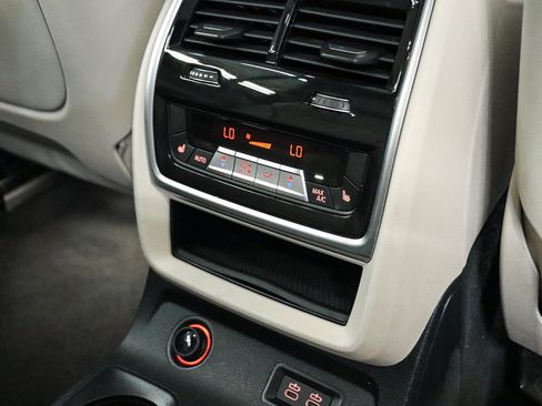 Used 2024 BMW X7 xDrive40i w/ M Sport Package AWD/4WD image 17