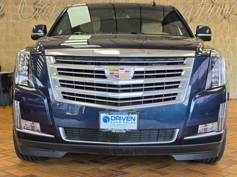 Used 2019 Cadillac Escalade ESV Platinum AWD/4WD image 3