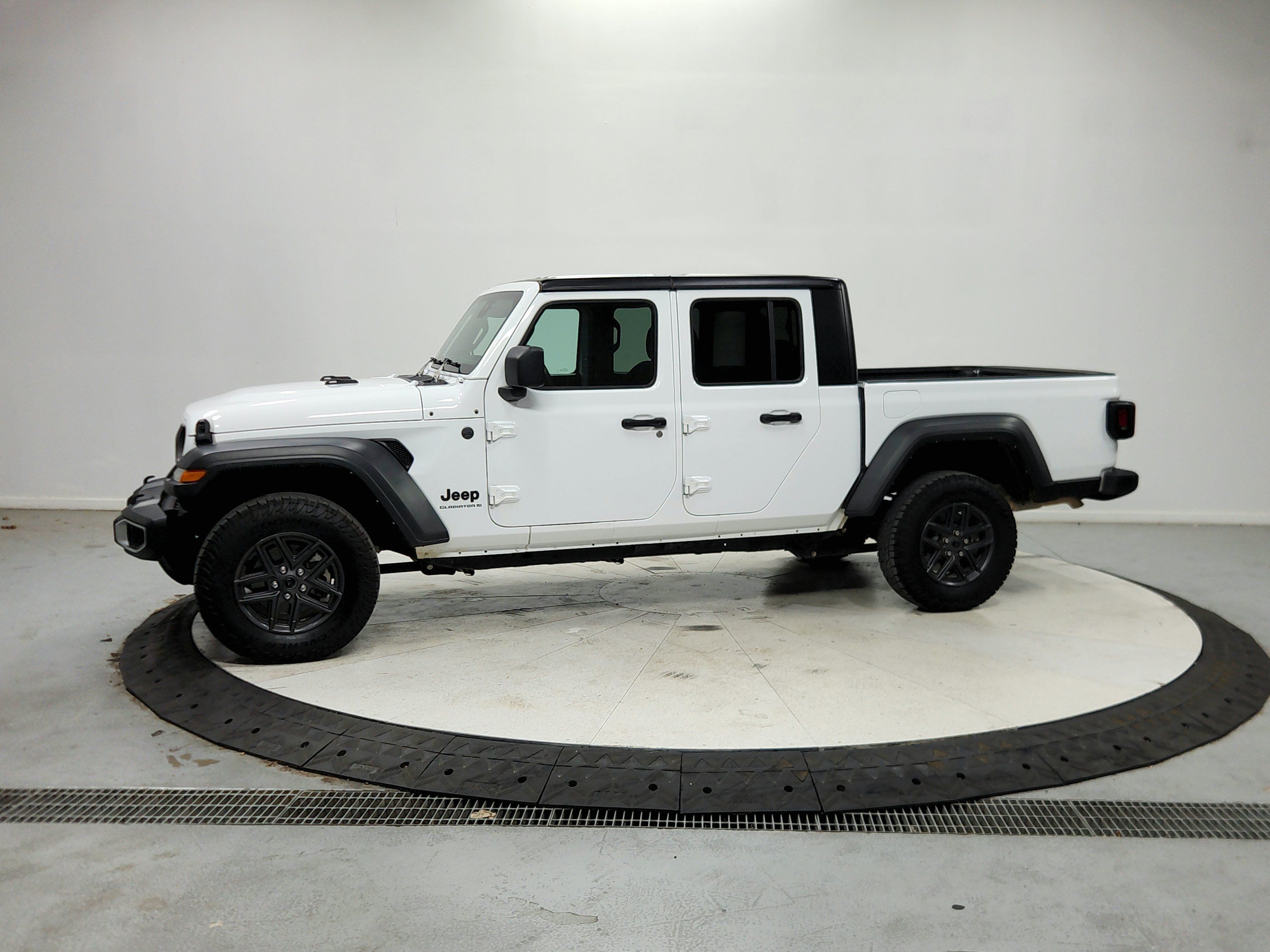 Used 2025 Jeep Gladiator Sport AWD/4WD image 5