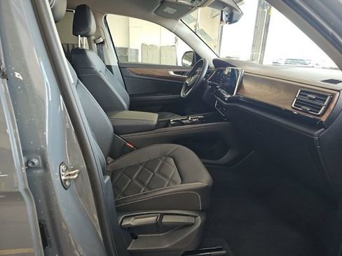 Used 2025 Volkswagen Atlas SE AWD/4WD image 10
