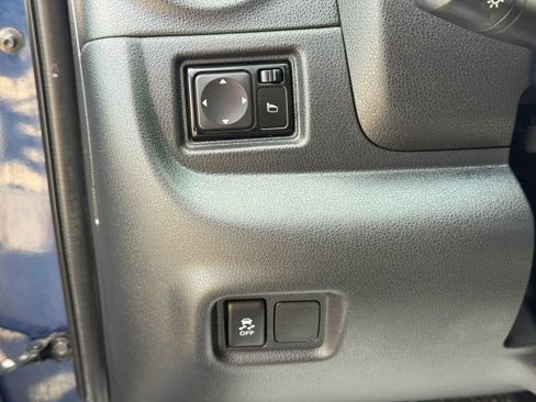Used 2012 Nissan Versa SV FWD image 27