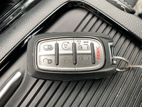 Used 2025 Chrysler Pacifica Limited image 24