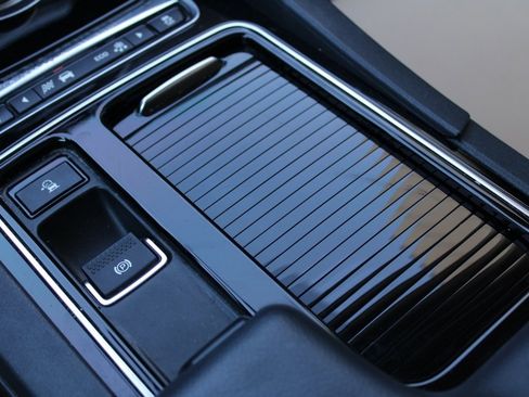 Used 2020 Jaguar F-PACE Premium image 21