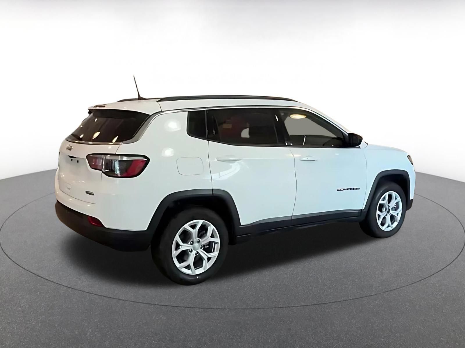 Used 2025 Jeep Compass Latitude AWD/4WD image 12