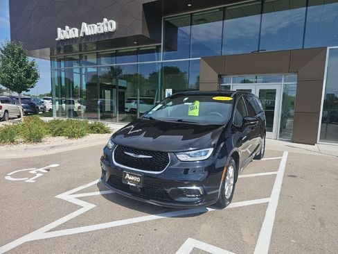 Used 2025 Chrysler Pacifica Select FWD image 1