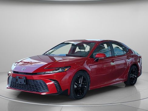 Used 2025 Toyota Camry SE image 2