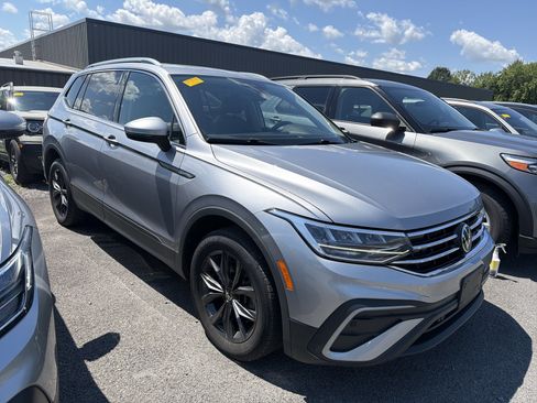 Used 2024 Volkswagen Tiguan SE w/ Panoramic Sunroof Package AWD/4WD image 2