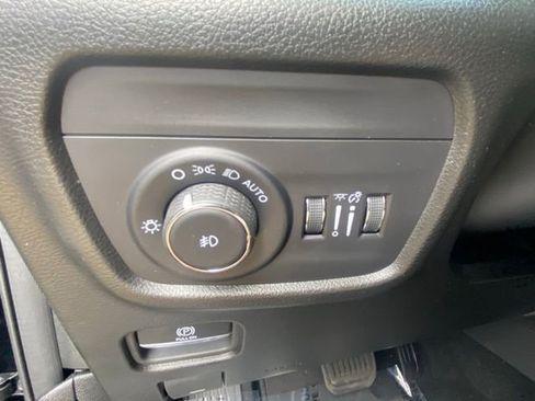 Used 2025 Jeep Grand Cherokee Limited w/ Luxury Tech Group II image 16