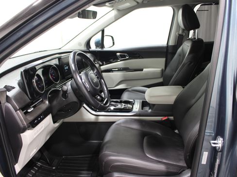 Used 2023 Kia Carnival EX FWD image 3