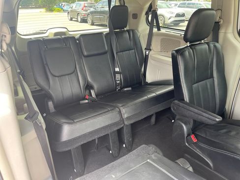 Used 2015 Chrysler Town & Country Touring w/ Driver Convenience Group FWD image 20